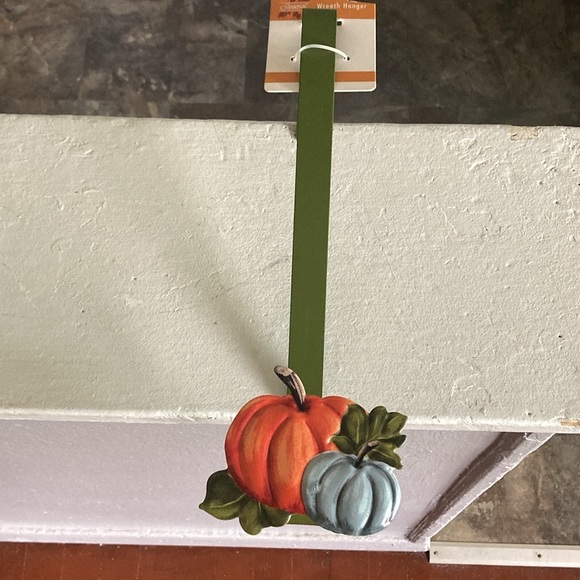 NWT- Fall Farmhouse- Green Metal w/ Orange & Blue Pumpkins Wreath Hanger - Picture 14 of 15